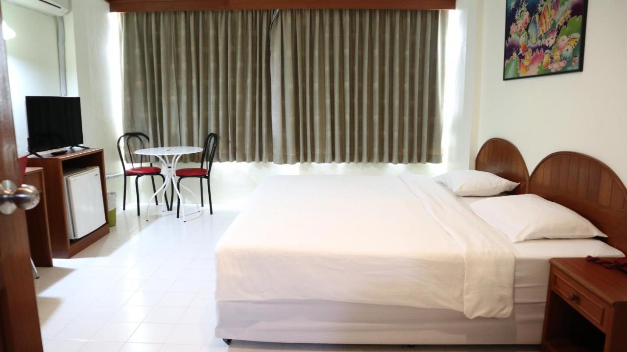 Patong Triple P Hotel Bagian luar foto